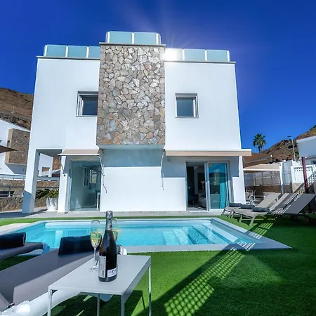 Rosa-soleada Privada Con Piscina Climatizada & Wifi En Tauro-mogan Villa La Playa de Tauro